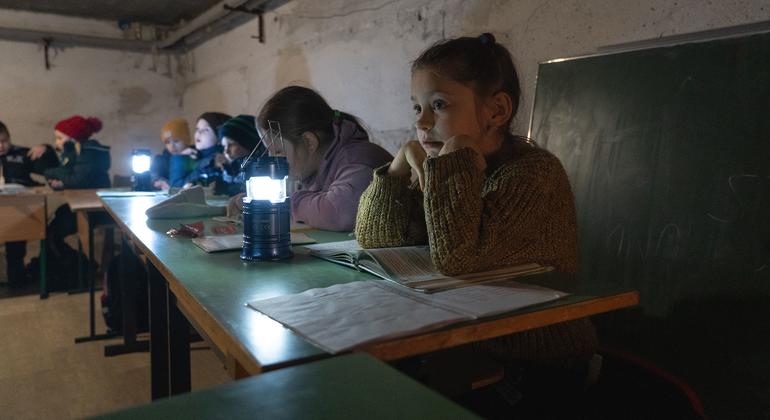 Дети в Бородянке, Украина, учатся в бомбоубежище.